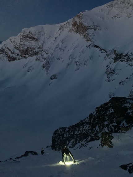 Mount Nelson, Canada, Christina Lustenberger, Ian McIntosh - Ian McIntosh sale la parete sud di Mount Nelson in Canada il 04/03/2021, prima di effettuare la prima discesa con gli sci insieme a Christina Lustenberger
