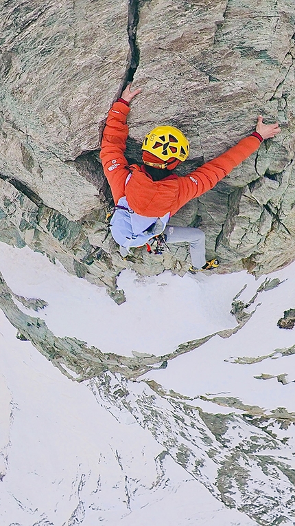 Hervé Barmasse, Cervino - Hervé Barmasse in arrampicata solitaria sulla via De Amicis del Cervino