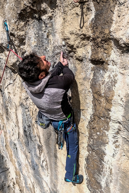 Climb and Clean, Matteo Della Bordella, Massimo Faletti - Massimo Faletti in arrampicata alla falesia di Forti di Civezzano, a pochi chilometri da Trento