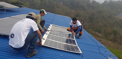 Alex Txikon - Alex Txikon: “insieme alla Eki Foundation abbiamo donato alla famiglie della valle del Manaslu 60 lampadine solari e anche i pannelli solari usati durante la spedizione.”