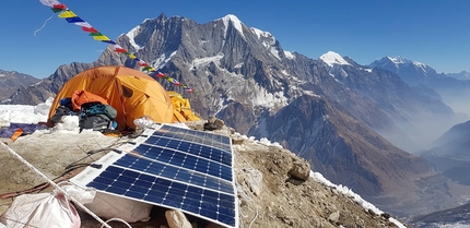 Alex Txikon - I pannelli solari usati durante la spedizione di Alex Txikon al Manaslu