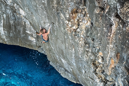 Nicolas Favresse - Belgian rock climber Nico Favresse deep water soloing in Greece