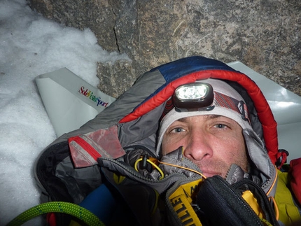 Fabio Valseschini, Prima invernale solitaria sulla Nord-Ovest della Civetta - Fabio Valseschini al secondo bivacco - Via dei 5 di Valmadrera, Civetta, Dolomiti
