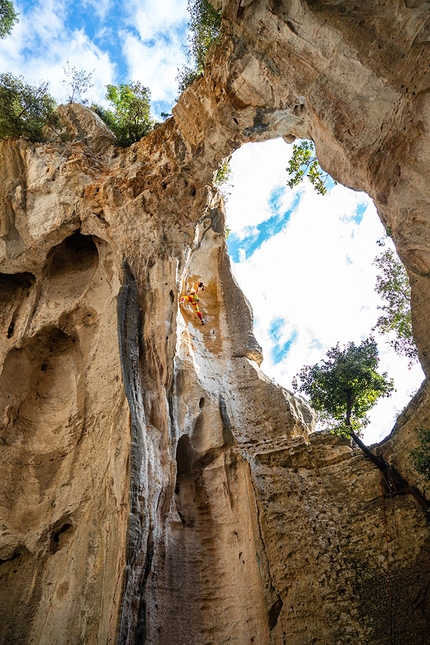Jenny Fischer - Jenny Fischer climbing at Grotta dell'Edera, Finale Ligure, Italy