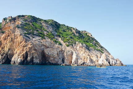 Lepini, Circeo, Isola Zannone, Tommaso Funaro - La ripida costa dell'Isola Zannone.