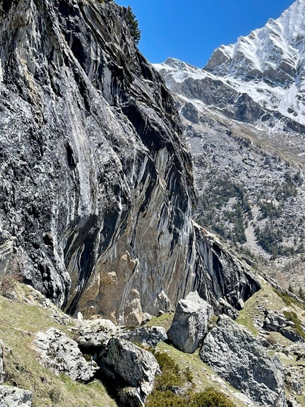 La città di Uruk, Val Sapin, Courmayeur - The historic crag La città di Uruk in Val Sapin above Courmayeur, probably the best sheet of rock in the entire Valle d’Aosta.