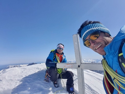 Altavia 4000, Nicola Castagna, Gabriel Perenzoni, 82 x 4000 delle Alpi - Nicola Castagna e Gabriel Perenzoni in vetta alla Barre des Ecrins 4,102m durante il loro progetto di salire le 82 cime oltre i quattromila metri delle Alpi.