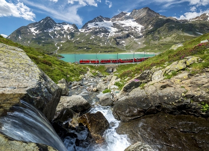 Svizzera - La Svizzera è una destinazione di viaggio nota per le sue montagne spettacolari, le gole selvagge, i boschi mistici: una natura che riempie di energia, e che dev'essere protetta. Il piccolo paese dispone di una delle reti ferroviarie più capillari d’Europa