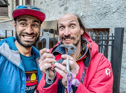 Val Masino arrampicata, Zona Rossa - Max Piazza e Simone Pedeferri mostrano entusiasti i nuovi 'apribottiglia' solo per climber”