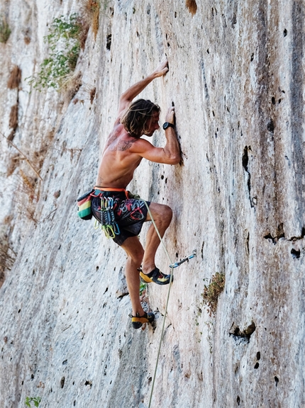 Climbing Tour Sicilia, Massimo Malpezzi - Arrampicata Sicilia: Jonathan Bonaventura sulle belle placche a buchi nel settore sinistra della falesia di Caltavuturo