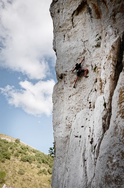 Climbing Tour Sicilia, Massimo Malpezzi - Arrampicata Sicilia: Jonathan Bonaventura su un tiro ancora non liberato a Caltavuturo