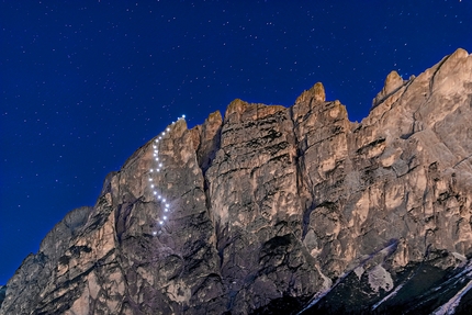 Illuminata la Via Dimai alla Punta Fiames sopra Cortina d’Ampezzo per celebrare la storia dell’alpinismo delle Dolomiti