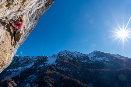Val Sapin, Courmayeur, Valle d’Aosta - Federica Mingolla in arrampicata in Val Sapin, nella storica falesia La città di Uruk, sopra Courmayeur in Valle d’Aosta