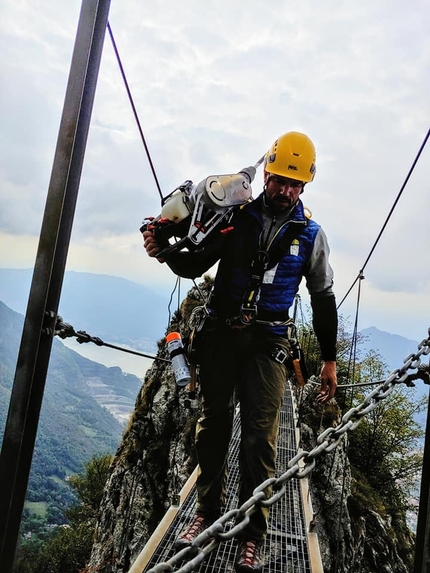 Gruppo Alpinistico Gamma Lecco - Cristian Candiotto impegnato nei lavori di ripristino e la messa in sicurezza delle ferrate Gamma 1 al Pizzo d’Erna e Gamma 2 sul Resegone,