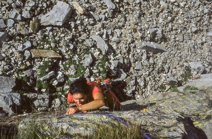 Ugo Angelino, Monte Mucrone, Alpi Biellesi, Enrico Rosso, Marco Rainone - Elisabetta Alberto durante la prima ripetizione di Mucronomicon, Monte Mucrone, Alpi Biellesi, 1982