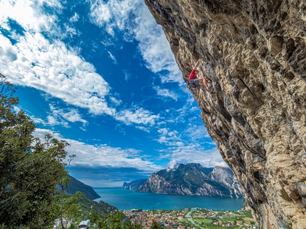 Adam Ondra - Adam Ondra in arrampicata al Belvedere di Nago, sullo sfondo il Lago di Garda