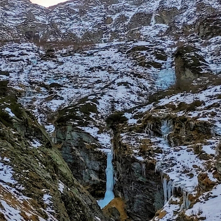 O sole Mia, la cascata di ghiaccio in Valle Vigezzo (Val d'Ossola)