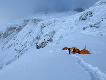 Manaslu, Simone Moro, Alex Txikon - È terminata la spedizione invernale al Manaslu guidata da Simone Moro e Alex Txikon, a causa delle continue nevicate e l'alto pericolo di valanghe.