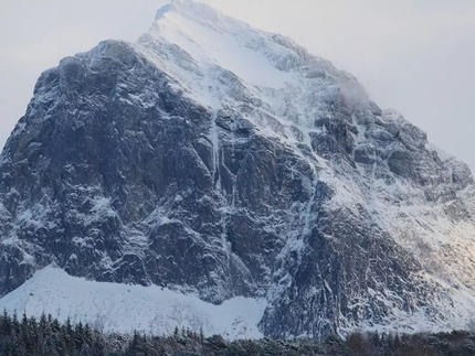 Entropi sul Mt. Blokktind in Norvegia aperta da Juho Knuuttila e Eivind Jacobsen