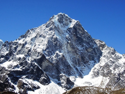 Ueli Steck - The North Face of Cholatse (6440m)