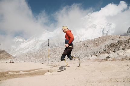 Andrea Lanfri da record sul miglio di corsa più alto al mondo al cospetto dell’Everest