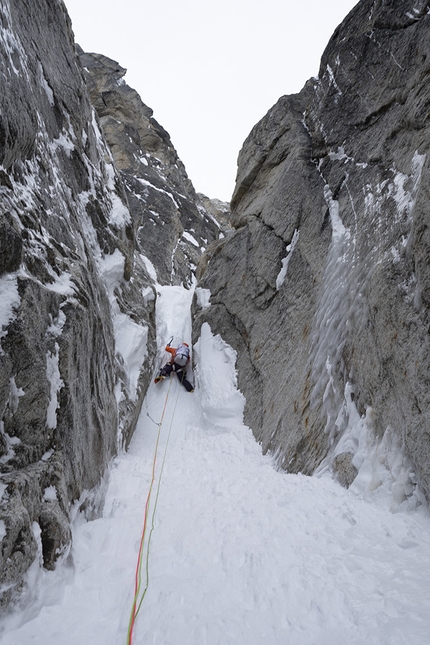 Golgotha, Alaska, Clint Helander, Andres Marin - Clint Helander and Andres Marin making the first ascent of the East Face of Golgotha in Alaska via their The Shaft of the Abyss (23-25/03/2022)