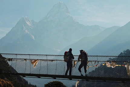 Andrea Lanfri Everest - Luca Montanari, Andrea Lanfri sul ponte tibetano dopo Tengboche e l'inconfondibile Ama Dablam