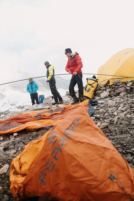 Andrea Lanfri Everest - Andrea Lanfri and Luca Montanai pitching the tent at Everest Base Camp