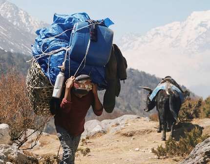 Andrea Lanfri Everest - Porters in the Khumbu valley, Nepal