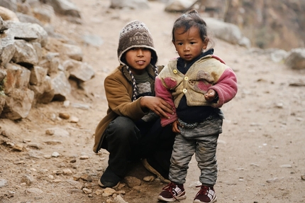Andrea Lanfri Everest - Bambini nepalesi in Valle del Khumbu