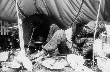 Joe Tasker, Changabang - Joe Tasker al campo base del Changabang nel 1976