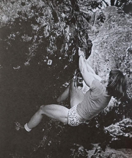 Simone Badier - Simone Badier bouldering at Fontainebleau