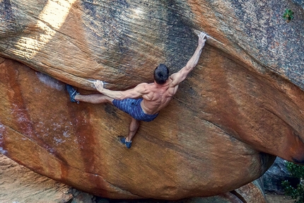 La Bibbia dell'arrampicata - Thilo Schroter in azione sui boulder di Rocklands