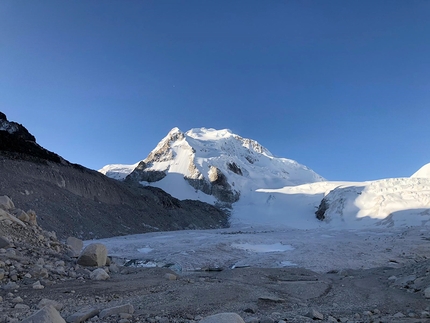 Chearroco cresta sud-est in sci e la missione di Peñas in Bolivia