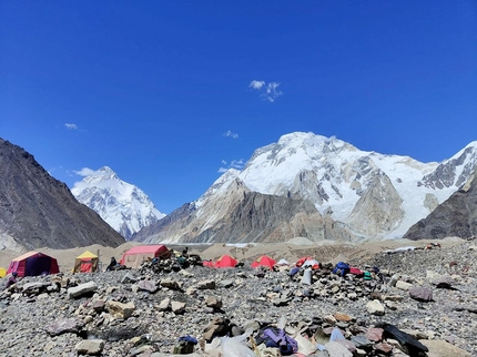 K2, Broad Peak - K2 a sinistra, Broad Peak a destra