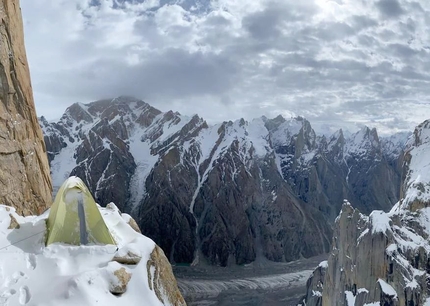 Edu Marín, Eternal Flame, Nameless Tower, Trango Tower, Pakistan - La tenda di Edu Marín sulla Snow Ledge a 5700m della Nameless Tower