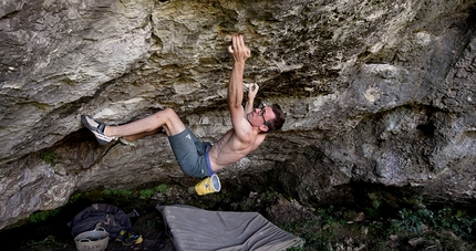Will Bosi fearless on Honey Badger, new 8C+ boulder problem at Badger Cove, UK