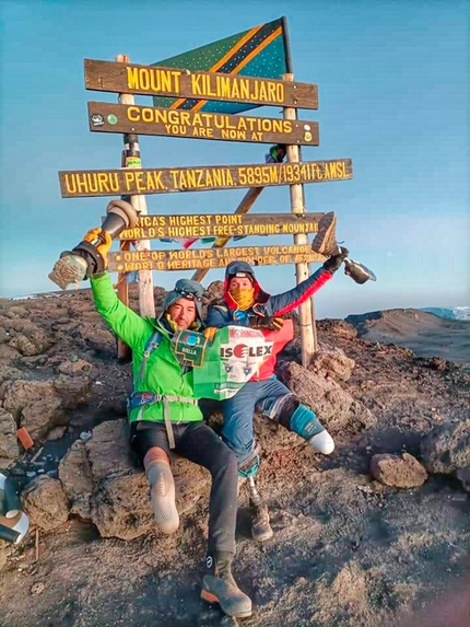 Andrea Lanfri, Massimo Coda, Kilimangiaro - Andrea Lanfri e Massimo Coda sulla cima del Kilimangiaro all'alba del 22/08/2022