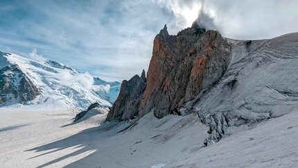New rockfall on Cosmiques Arête in Mont Blanc massif