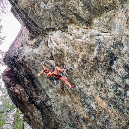 Martina Demmel back on track with Deltaplane man direct 8c+ at Entraygues