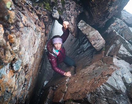 Anna Taylor, Mountain Rock Tour, UK - Anna Taylor sulla famosa Tower Ridge di Ben Nevis in Scozia durante il suo Mountain Rock Tour, UK, estate 2022
