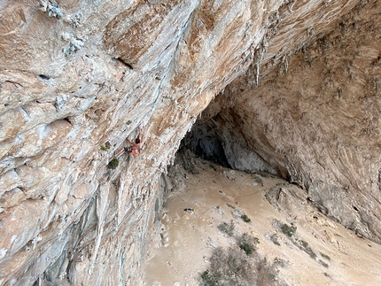 Cala Gonone, Sardinia, Grotta di Millennium - Alessandro Larcher attempting Le lion de Panshir at Grotta di Millennium, Cala Gonone, Sardinia