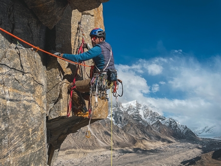 Kirti-Nose, India, Garwahl Himalaya, Jonas Schild, Andy Schnarf, Stephan Siegrist - Andy Schnarf on the exposed pitch 8 of 'Between two Parties' (350m, 7b/A3) in the Garwahl Himalaya of India (Jonas Schild, Andy Schnarf and Stephan Siegrist 10/2022)