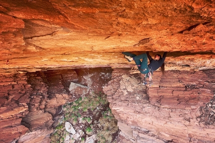 Bronwyn Hodgins, Necronomicon, Canyonlands, Utah, USA - Bronwyn Hodgins repeating Necronomicon, Canyonlands, Utah, USA. Note the runout during the crux.