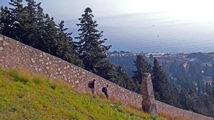 Mini Sicily expedition - Monte Pellegrino - The cemetery wall