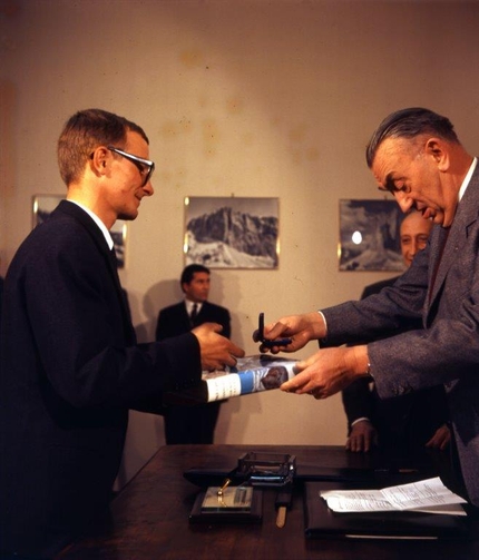 Ugo Manera - Paolo Armando premiato da Renato Chabod, Presidente CAAI, 1968