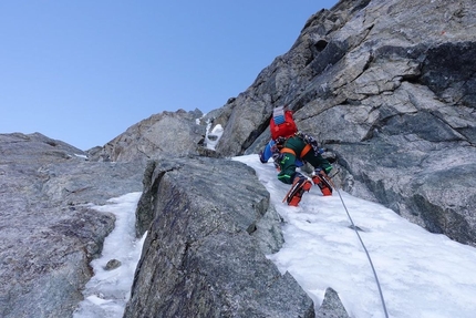 Watch Christophe Dumarest & Tom Livingstone climb No Siesta on Grandes Jorasses