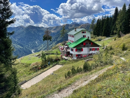 Il Rifugio Fratelli De Gasperi in Val Pesarina (Alpi Carniche) cerca un nuovo gestore