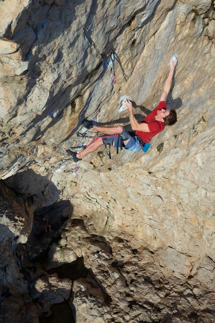 Seb Bouin makes first ascent Rei de Bering, the hardest sport climb in Portugal