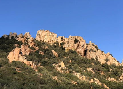 Loceri, Sardegna - Panoramica delle falesie del Monte Tarè, Loceri, Sardegna
